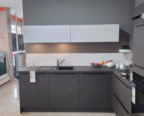 Inpura Marmoria Ausstellungsküche Marmor dunkel UV-Mattlack für 4999eur