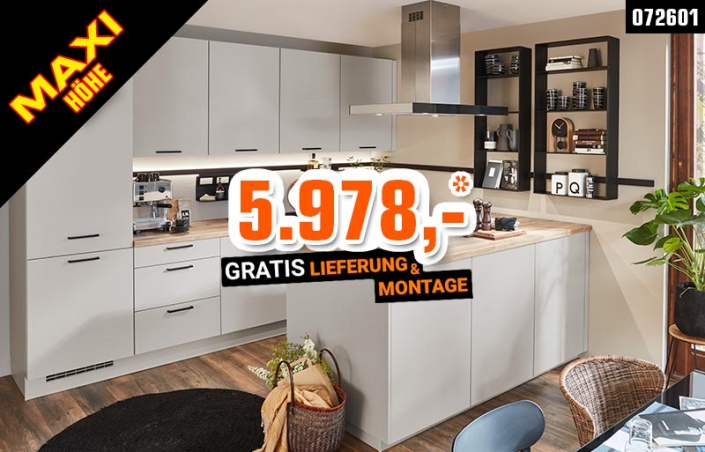 Moderne nobilia®-Küchenkombination mit Fronten und Korpus in Sand | Arbeitsplatten in Eiche Virginia Nachbildung | Relingsystem Sign Emotion in Schwarz gegen Mehrpreis