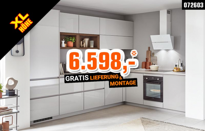 Glänzende nobilia®-Winkelküche mit Fronten in Lack, Seidengrau Hochglanz / Korpus in Seidengrau / Arbeitsplatte in Beton sand Nachbildung / Case-Regaleinsätze in Eiche Havanna Nachbildung