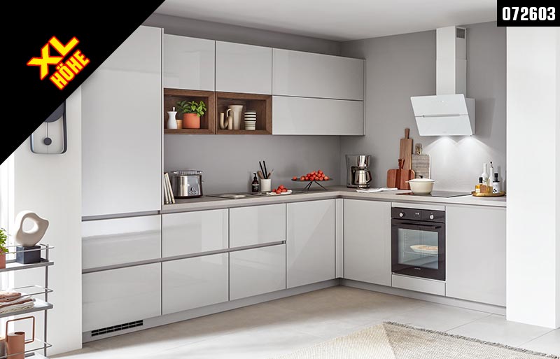 angebot_andico_0726_03_web Glänzende nobilia®-Winkelküche mit Fronten in Lack, Seidengrau Hochglanz / Korpus in Seidengrau / Arbeitsplatte in Beton sand Nachbildung / Case-Regaleinsätze in Eiche Havanna Nachbildung
