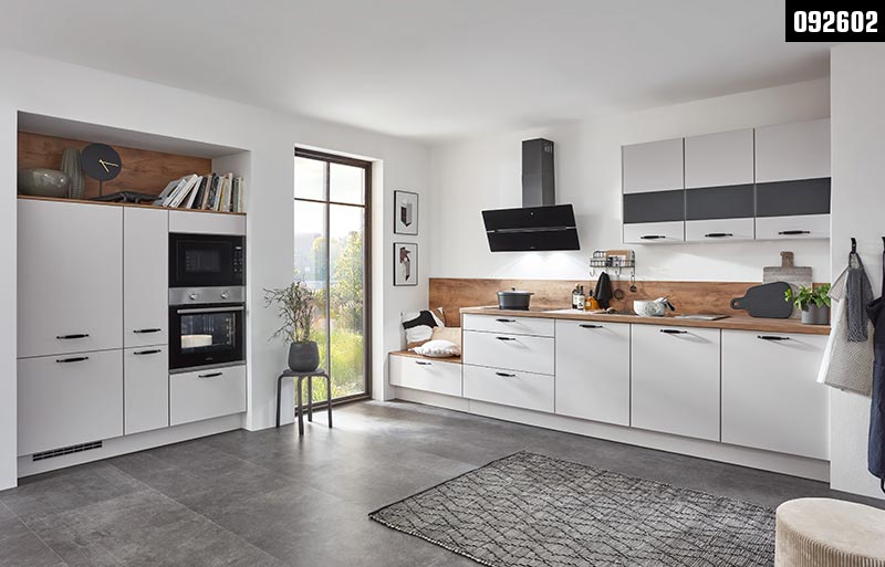 angebot_andico_0926_02_web Aktuelle nobilia®-Küchenkombination mit Fronten in Lack, Seidengrau Perfect matt / Arbeitsplatte und Nischenverkleidung in Master Oak Nachbildung