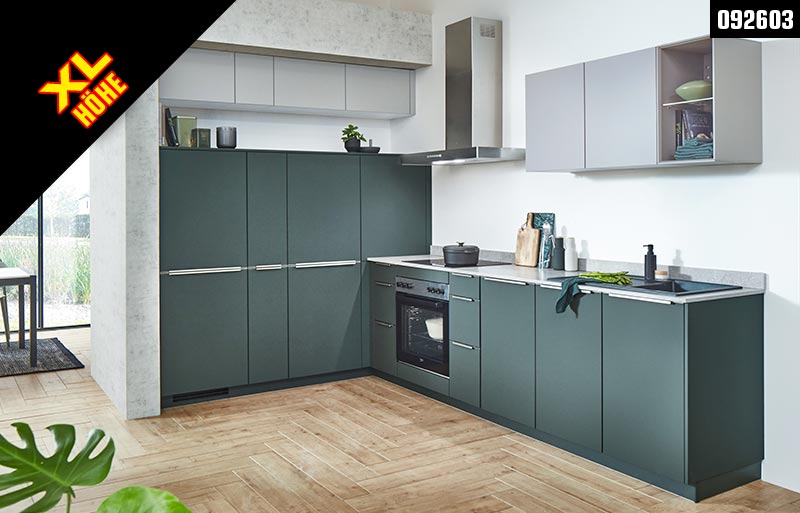 angebot_andico_0926_03_web Moderne nobilia®-Winkelküche mit Fronten in Lacklaminat, Mineralgrün ultramatt und Lacklaminat, Taupegrau ultramatt / Xtra-Ceramic-Arbeitsplatte in Beton weiß Nachbildung