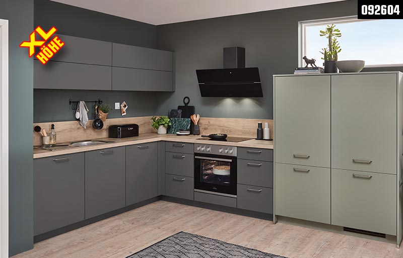 angebot_andico_0926_04_web Moderne nobilia®-Winkelküche mit Fronten in Lack, Schiefergrau Premium matt und Lack, Olive Premium matt / Arbeitsplatte und Nischenverkleidung in Eiche Como Nachbildung / ohne Tisch und Stühle