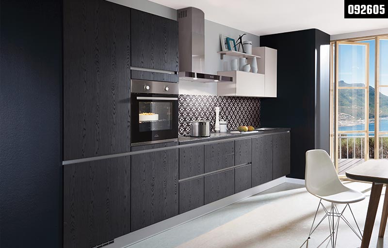 angebot_andico_0926_05_web Grifflose nobilia®-Küchenzeile mit Fronten und Arbeitsplatte in Eiche Nero Nachbildung / Arbeitsplatte in Schwarz strukturiert / Wandschränke in Seidengrau / Nischenverkleidung in Dekor Chess